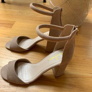 Lulu's nude heels